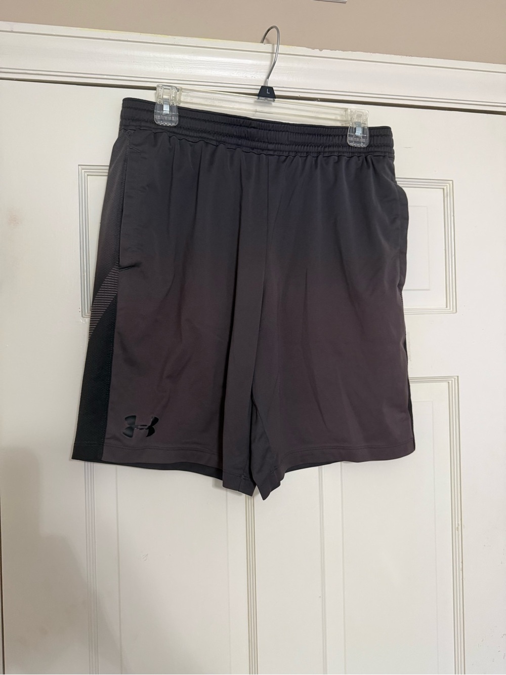 Under Armour Men’s Grey Athletic Shorts - L